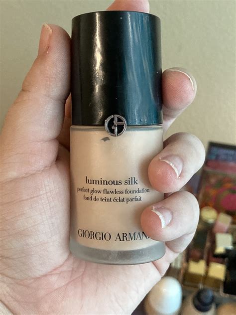 base de maquillaje giorgio armani luminous silk|armani glow foundation.